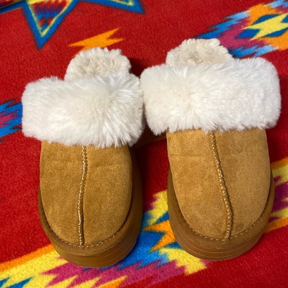 Fluffy Comfy Faux Fur Slip on Platform Slippers size 35 USA size 5-6 - Picture 1 of 6